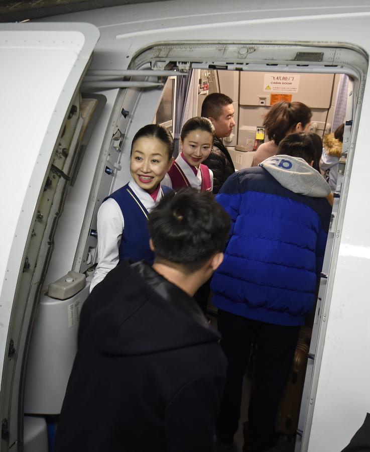 Daughter succeeds mother as flight attendant in China Southern Airlines