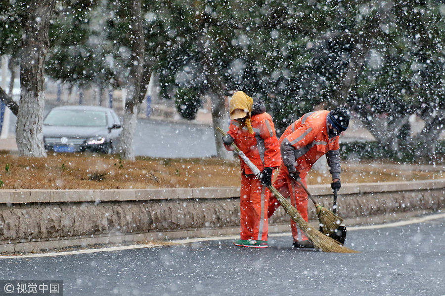 E China's Yantai witnesses first snowfall this winter