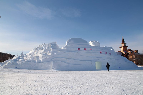 Snow sculpture park opens in Heilongjiang