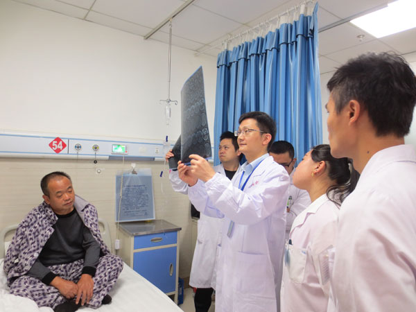 Hunan doctor comes to aid of plane passenger