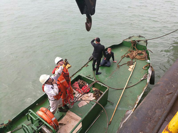 5 rescued, 7 still trapped in sunken ship in S China