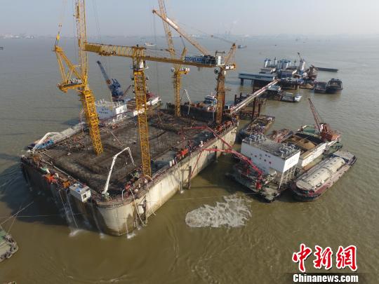 Record set for China's largest concrete pour during east China bridge project