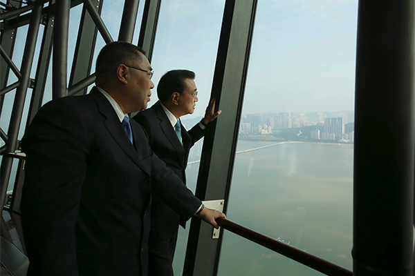 Premier Li climbs to top of Macao Tower