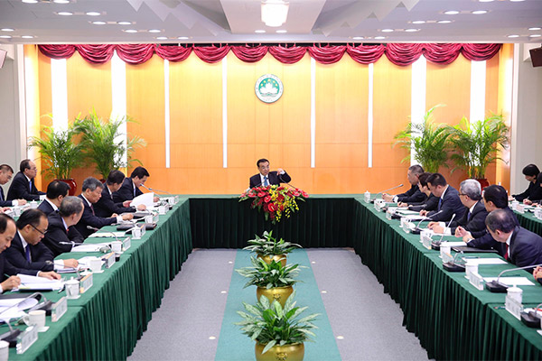 Premier Li visits headquarters of Macao government