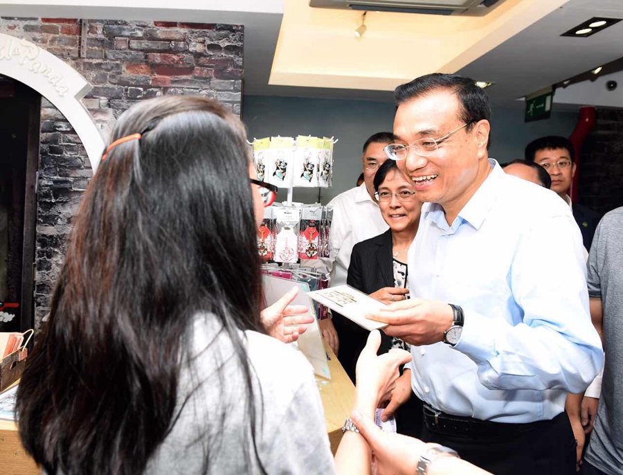 Premier Li stops for Macao foods, landmarks