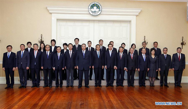 Premier Li visits headquarters of Macao government