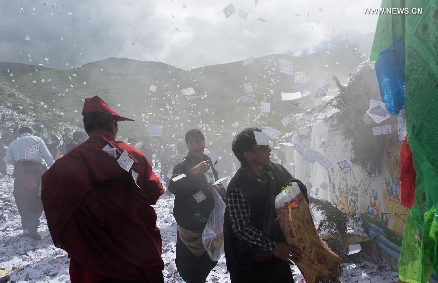 Tibetans celebrate Burning Offerings Festival
