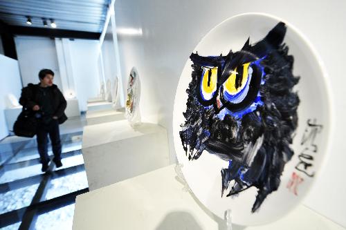 Attractive ceramic painting exhibition in E China