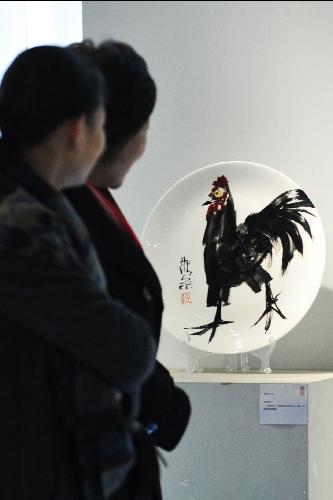 Attractive ceramic painting exhibition in E China