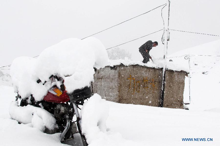 NW China's Hami witnesses 1st snowfall this autumn