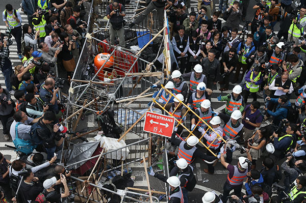 HK police start clearing remaining occupy sites