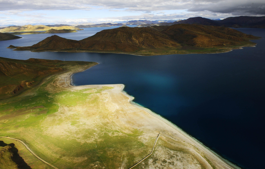 Vue aérienne du lac Yamzho Yumco au Tibet