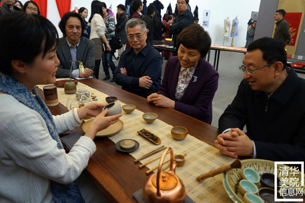 文化部部长雒树刚在参观非遗“研培计划”试点成果汇报展时指出让优秀传统文化传出去、活起来