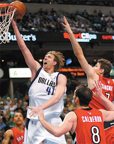 Nowitzki powers Mavericks past Raptors