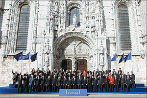 EU leaders sign Lisbon Treaty