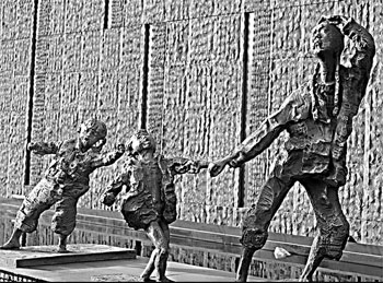 Wu Weishan etches Nanjing Massacre memory in bronze