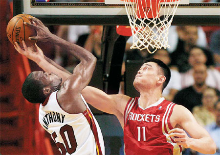 Yao helps Rockets blast past Heat