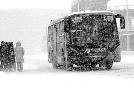 Snow causes chaos for travelers