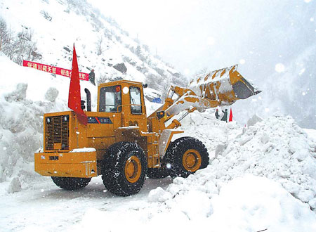 Avalanche blocks highway, traps 30