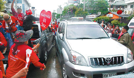 Thai protesters attack PM's motorcade