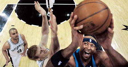 Nowitzki helps Mavs eliminate Spurs