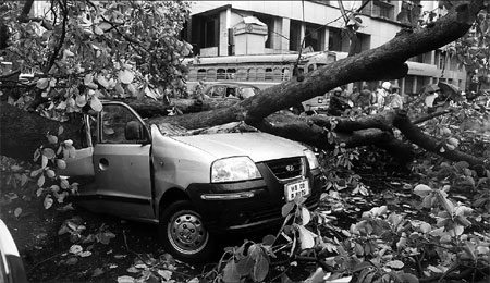 Cyclone leaves 115 dead across India, Bangladesh