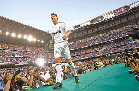 Record crowd welcomes Ronaldo