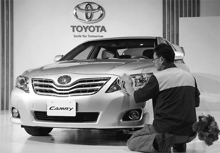 Toyota cuts managers' bonus pay