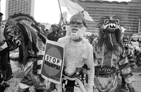 Thousands gather in Indonesian anti-graft rallies