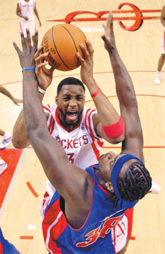 Rockets blast to victory as McGrady returns