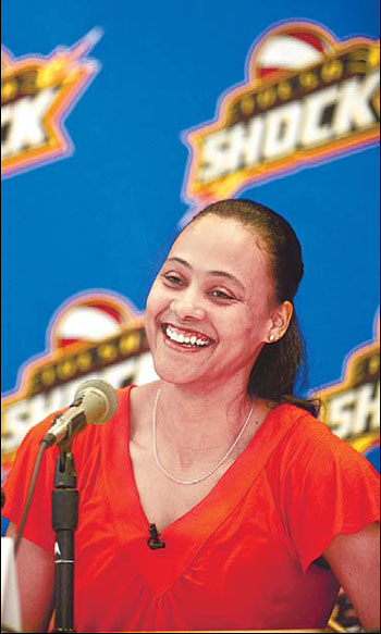 Ex-sprinter Jones signs with WNBA's Tulsa Shock