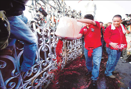 Thai protesters pour their blood on gate of govt HQ