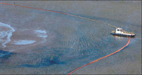 US escalates response as oil spill nears Gulf coast
