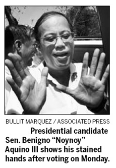 Aquino poised for win in election marred by deaths