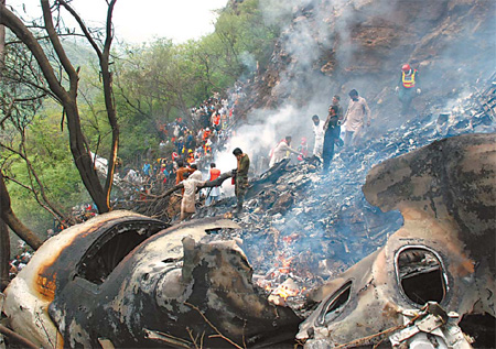 Plane crash in Pakistan kills 152