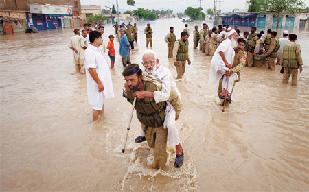 Tens of thousands trapped by Pakistan floods