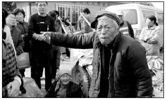 Chengguan under fire for slapping old man