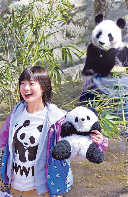 Chinese pandas bring big smiles to Tokyo zoo