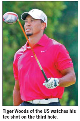 Woods' hot start fizzles to woeful 77