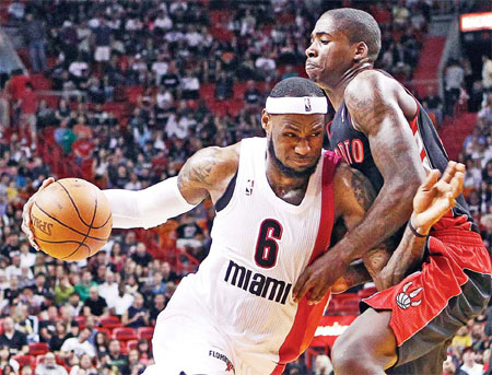 James, Heat hold back the Raptors