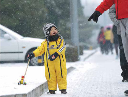 Snow slows traffic, grounds flights in capital; major expressway closed