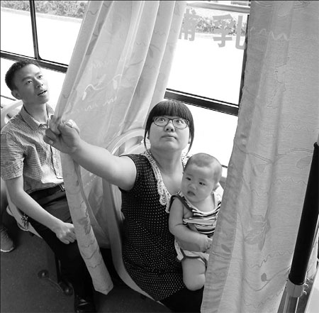 Zhengzhou buses test special seat for breast-feeding mothers