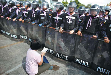 Thai riot police gradually reclaim govt headquarters