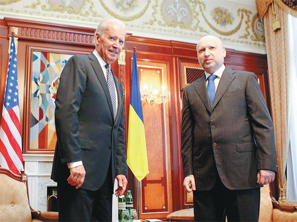 Biden pledges to stand by new Ukrainian leaders
