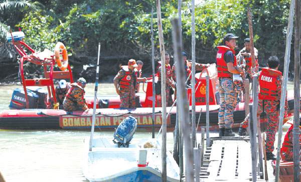 Boat sinks off Malaysia; 8 dead