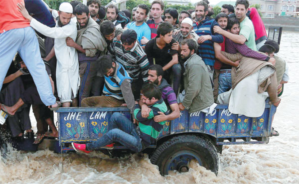 Thousands flee as Kashmir flooding widens