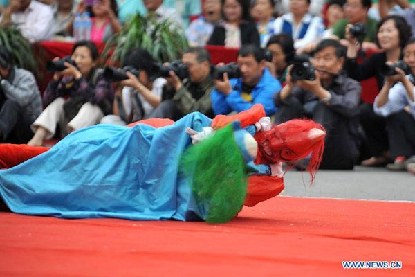 Folk artists perform for citizens in Taiyuan