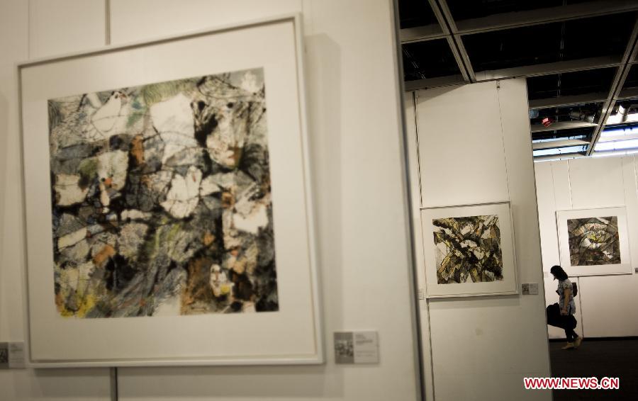 Artist Xiao Jiahong exhibites paintings in Hong Kong