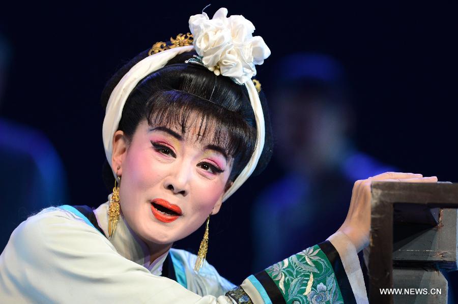 Artists perform Huangmei opera in Jinan