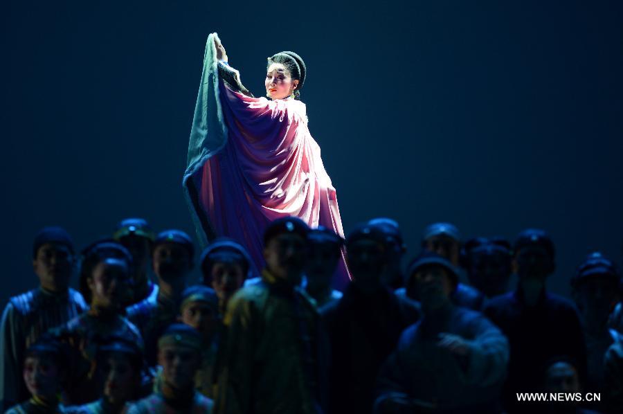 Artists perform Huangmei opera in Jinan